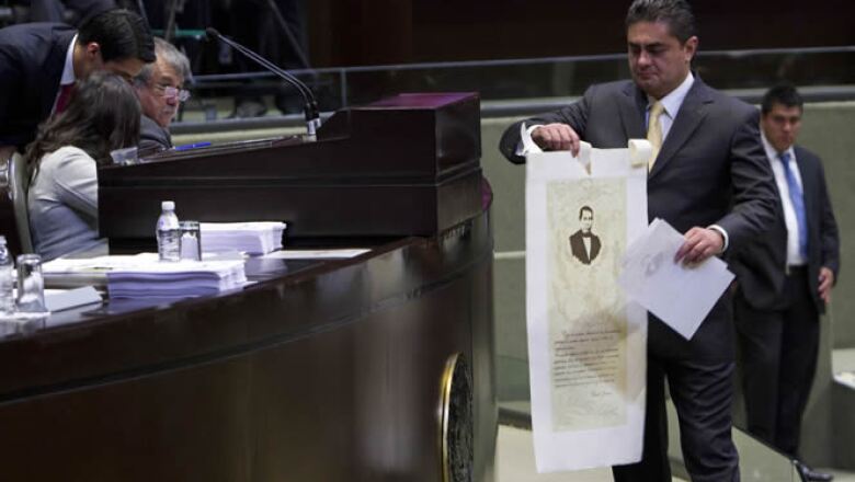 El perredista y secretario de la Comisión de energía de la Cámara baja, Luis Ángel Espinosa Cházaro, colocó un cartel con la imagen y un pensamiento de Benito Juárez.
