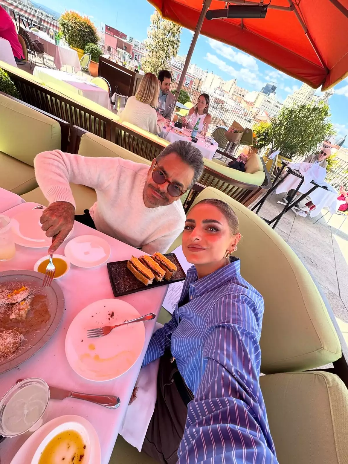 Aislinn-Derbez-Eugenio-Derbez-comiendo.jpg