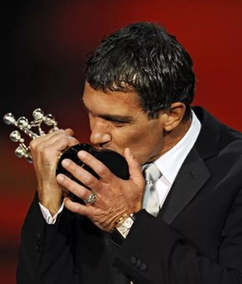 Dedicó su premio a su padre recientemente fallecido, su esposa Melanie Griffith y a Javier Bardem.