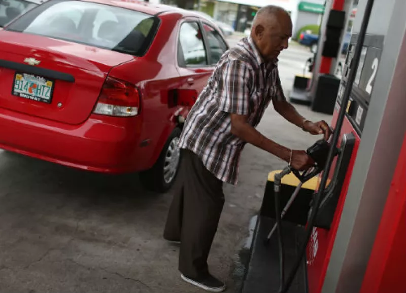 gasolinera y consumidor