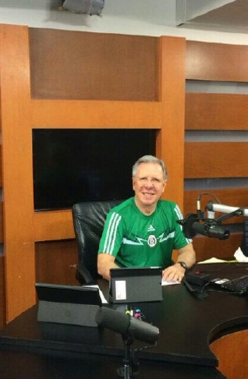 Esta imagen fue publicada por López Dóriga momentos antes de iniciar el partido.