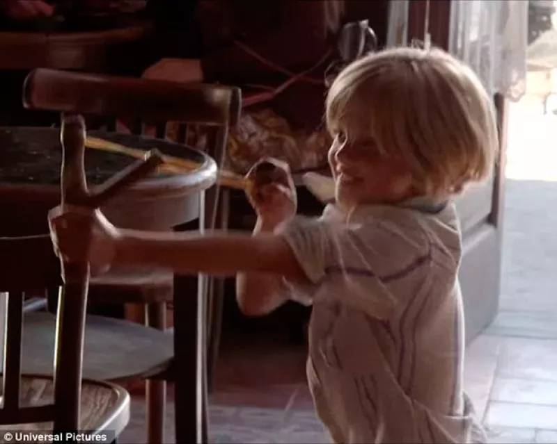 Una traviesa Shiloh le da a su papá con una resortera, en el set de grabación de la película By the Sea.