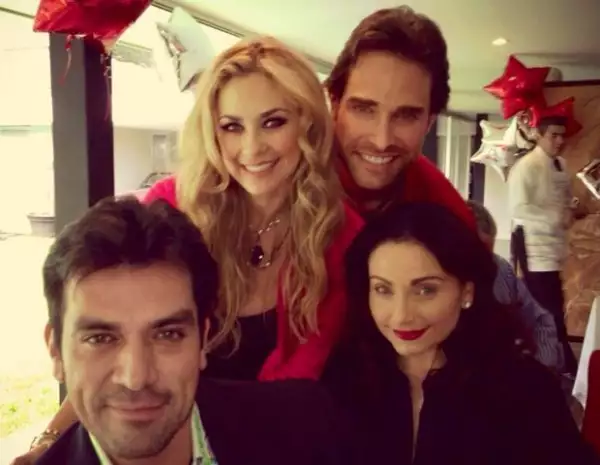 La pareja anfitriona con Elizabeth Álvarez y Jorge Salinas.