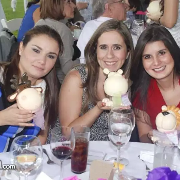 Giovanna y Daniela García con Luza Mena