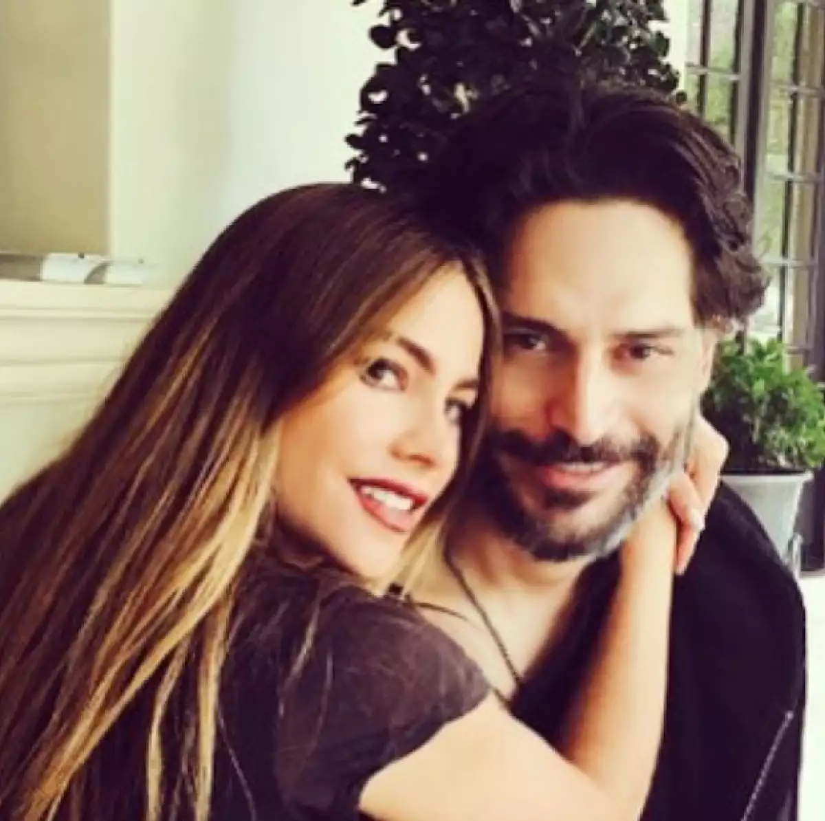 La actriz colombiana publicó en Instagram la primera imagen pública de su esposo desde que este se sometiera a una operación el mes pasado.