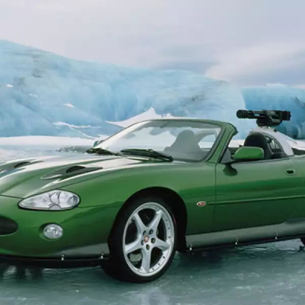 Finalizamos con el único Jaguar que aparece en la exposición del museo del automóvil de Beaulieu, que apareció en la cinta ‘Die Another Day’. Tenía sistema de metralletas en la parte trasera, misiles en sus puertas y sistema térmico para ver a los enemigo