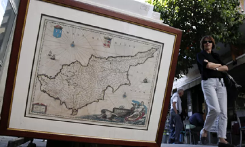 Si no hay un acuerdo para el lunes, el Banco Central Europeo suspenderá su financiamiento de emergencia. (Foto: Reuters)