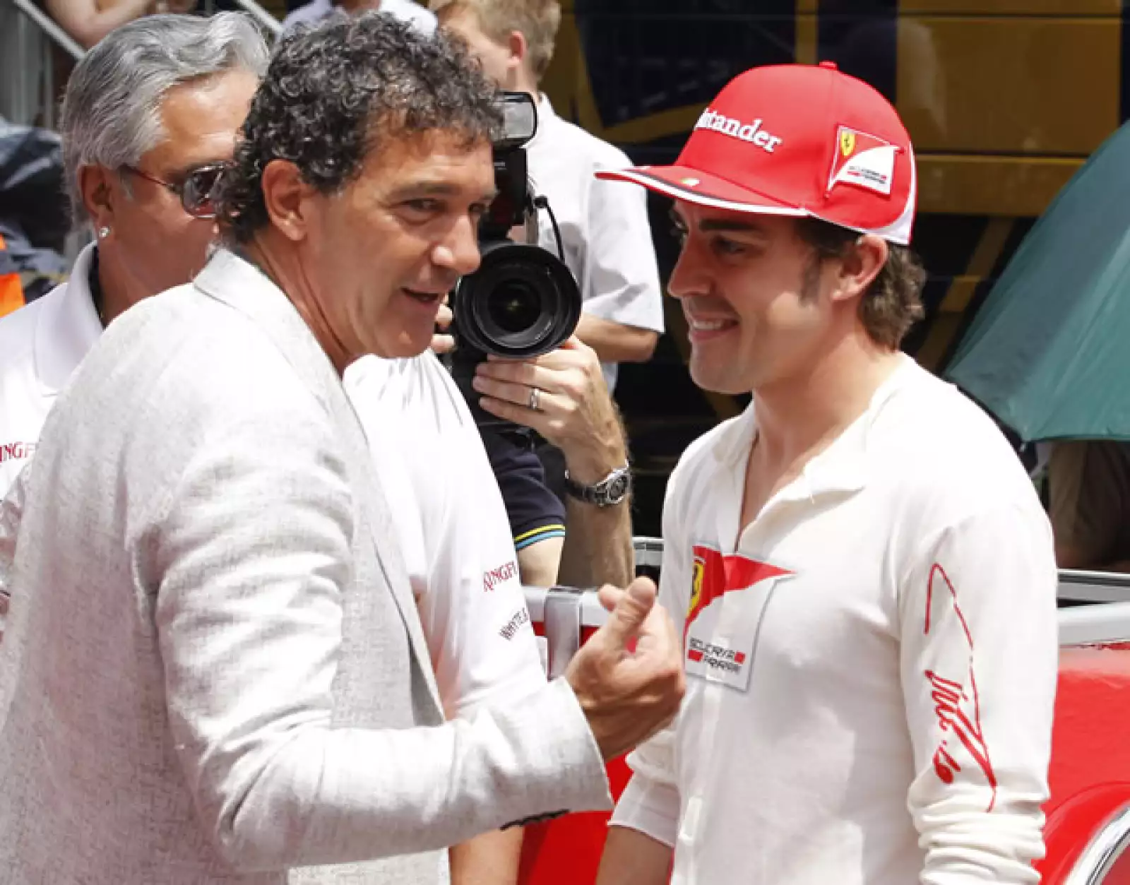 El actor español, Antonio Banderas, platicó un rato con Fernando Alonso antes de la carrera.