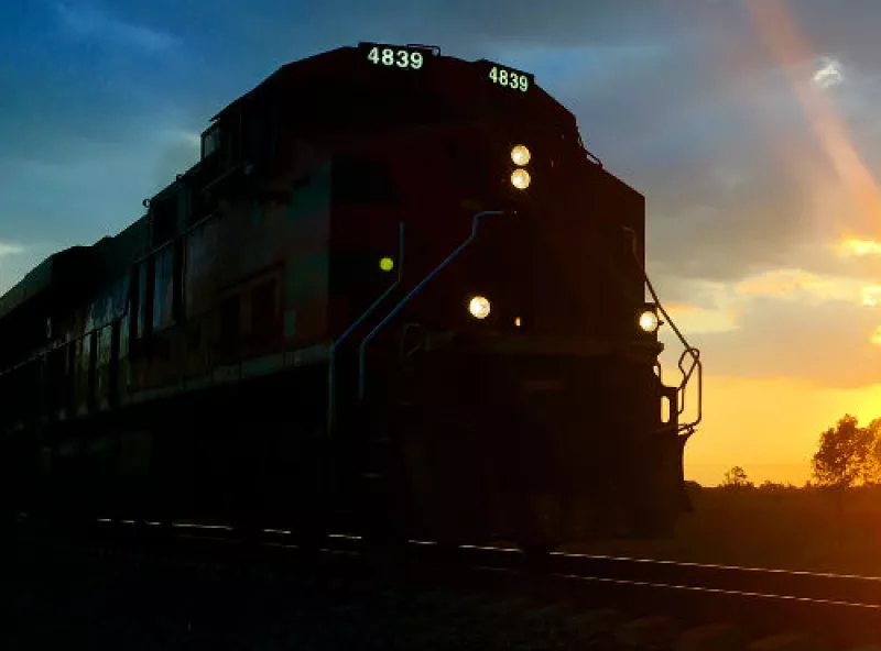 ferrocarril al atardecer