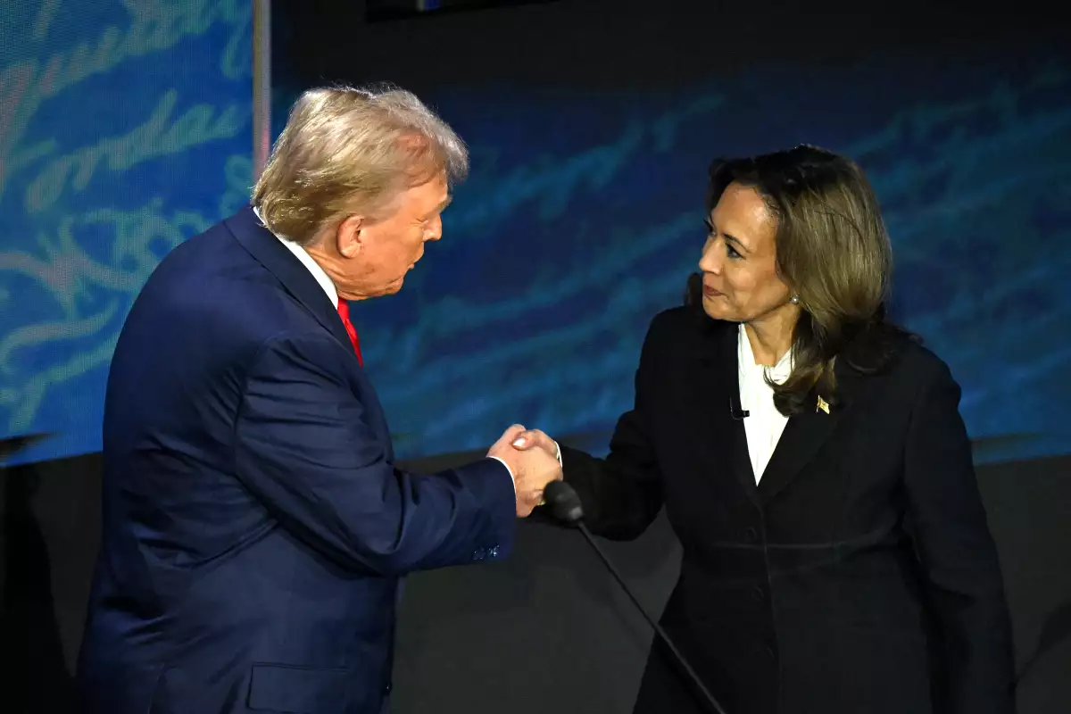 Kamala Harris, una mujer negra de 59 años  y Donald Trump, un hombre blanco de 78 se dan la mano durante el debate del pasado martes.