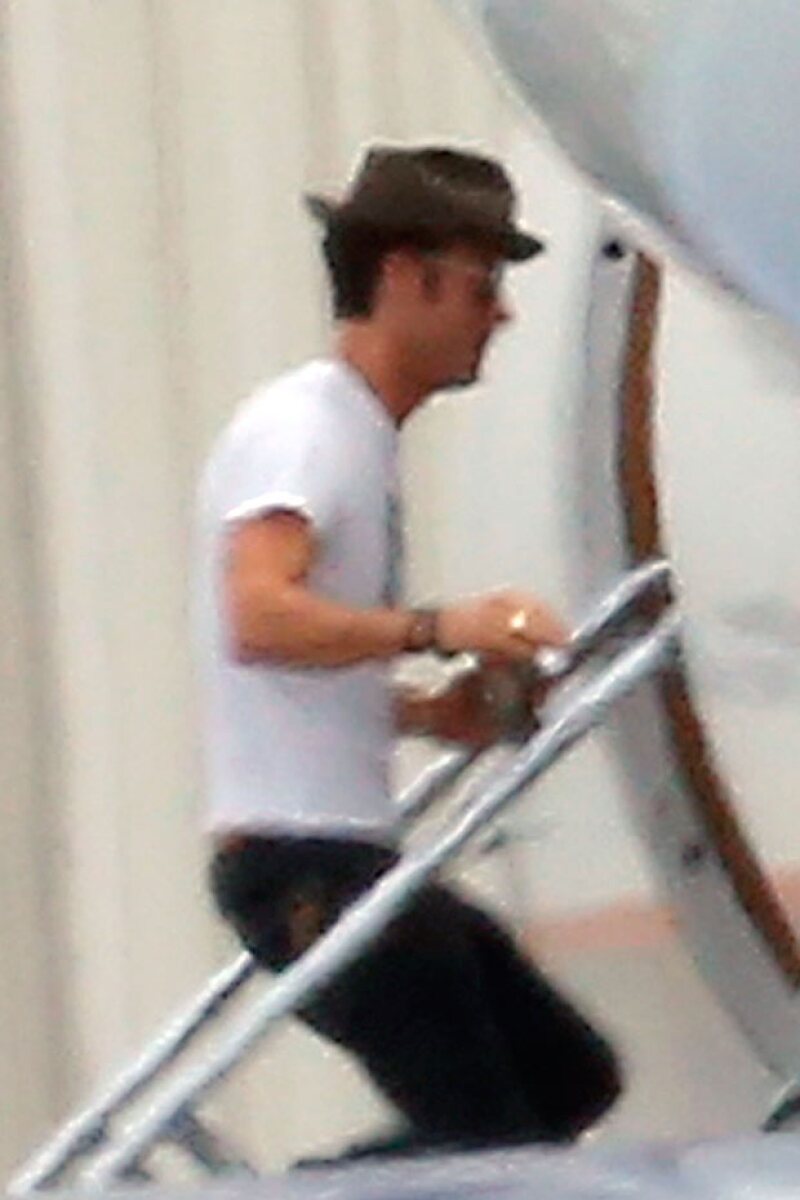 El esposo de la actriz lució casual cuando subía al jet privado con destino a Bora Bora.