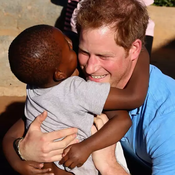Harry se mostró del mejor humor y con la mejor actitud durante su convivencia con los niños que tuvieron oportunidad de conocer.