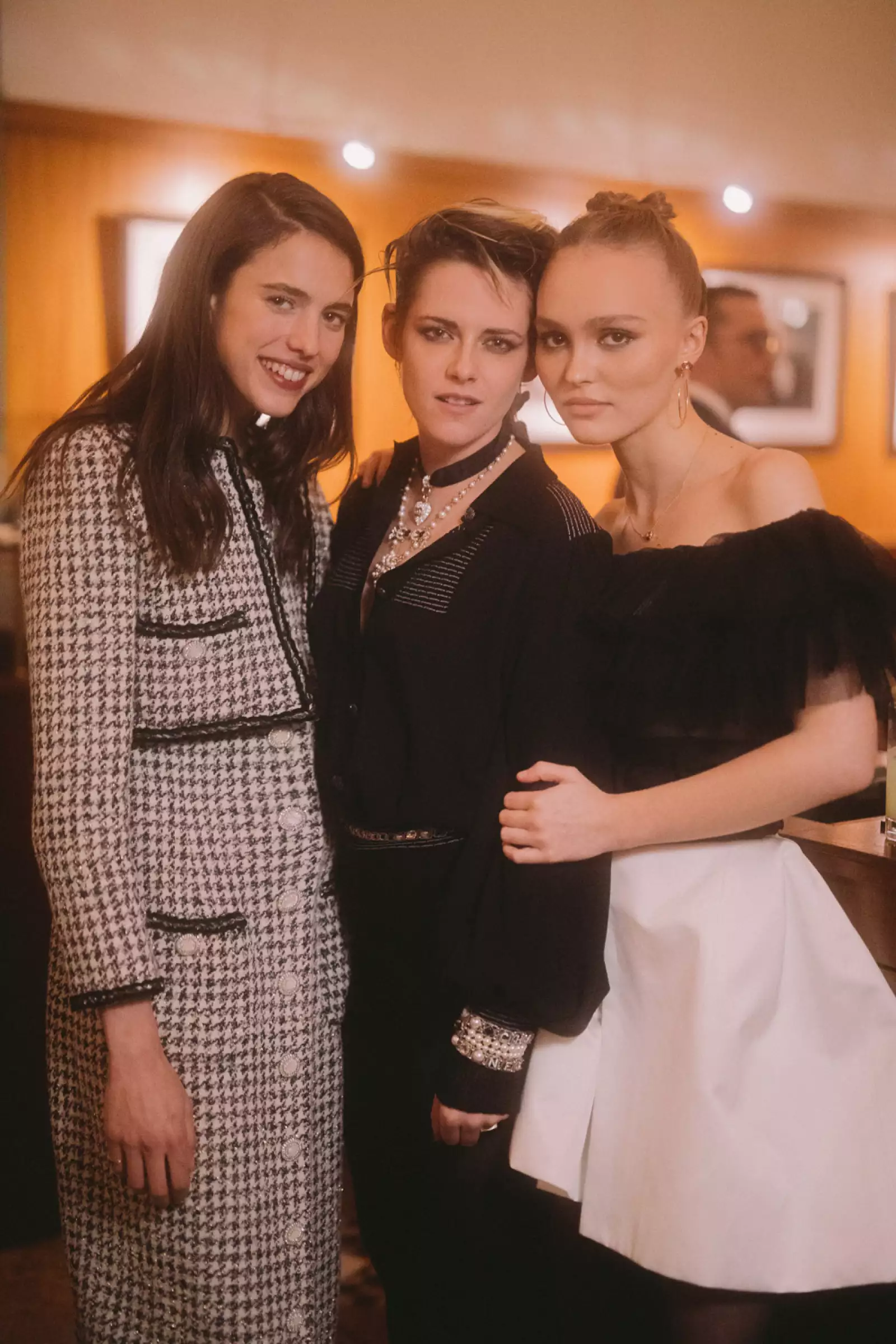 01_Margaret_QUALLEY_Kristen_STEWART_Lily_Rose_DEPP_CHANEL_Metiers_d_art_Show_2019_20_2_01.jpg