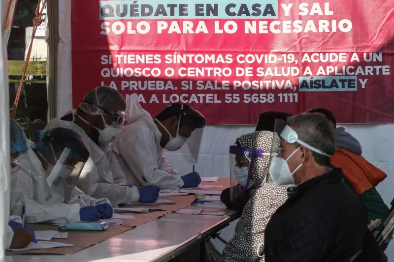Personal médico durante toma de datosa pacientes en el Macro Quisco COVID-19 en la Plaza Etiopía.