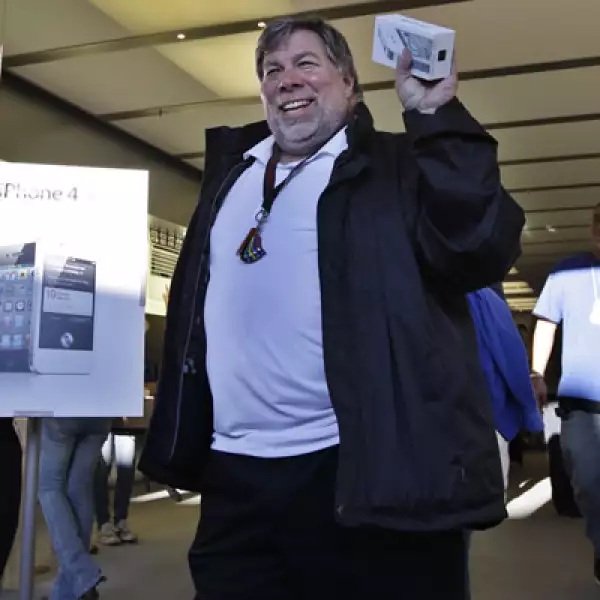 Steve Wozniak, cofundador de Apple, fue la primera persona de la tienda de Apple en Los Gatos, California, en recibir el nuevo iPhone 4S en color blanco.