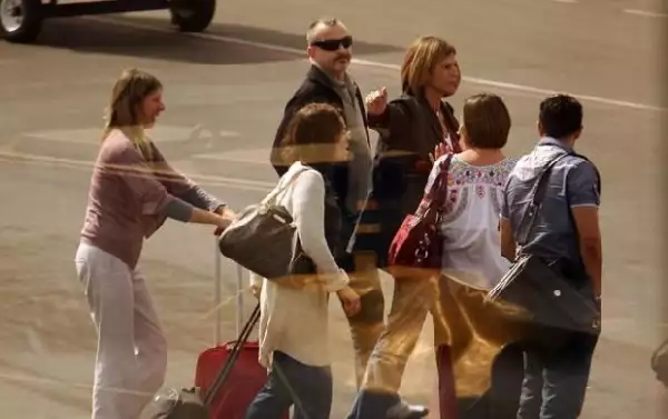 Miguel Bosé a su llegada a Oaxaca el día de ayer.