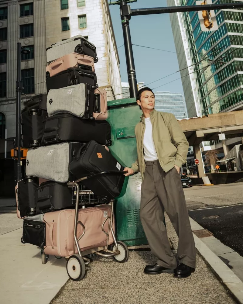 hombre con maletas de viaje Herschel