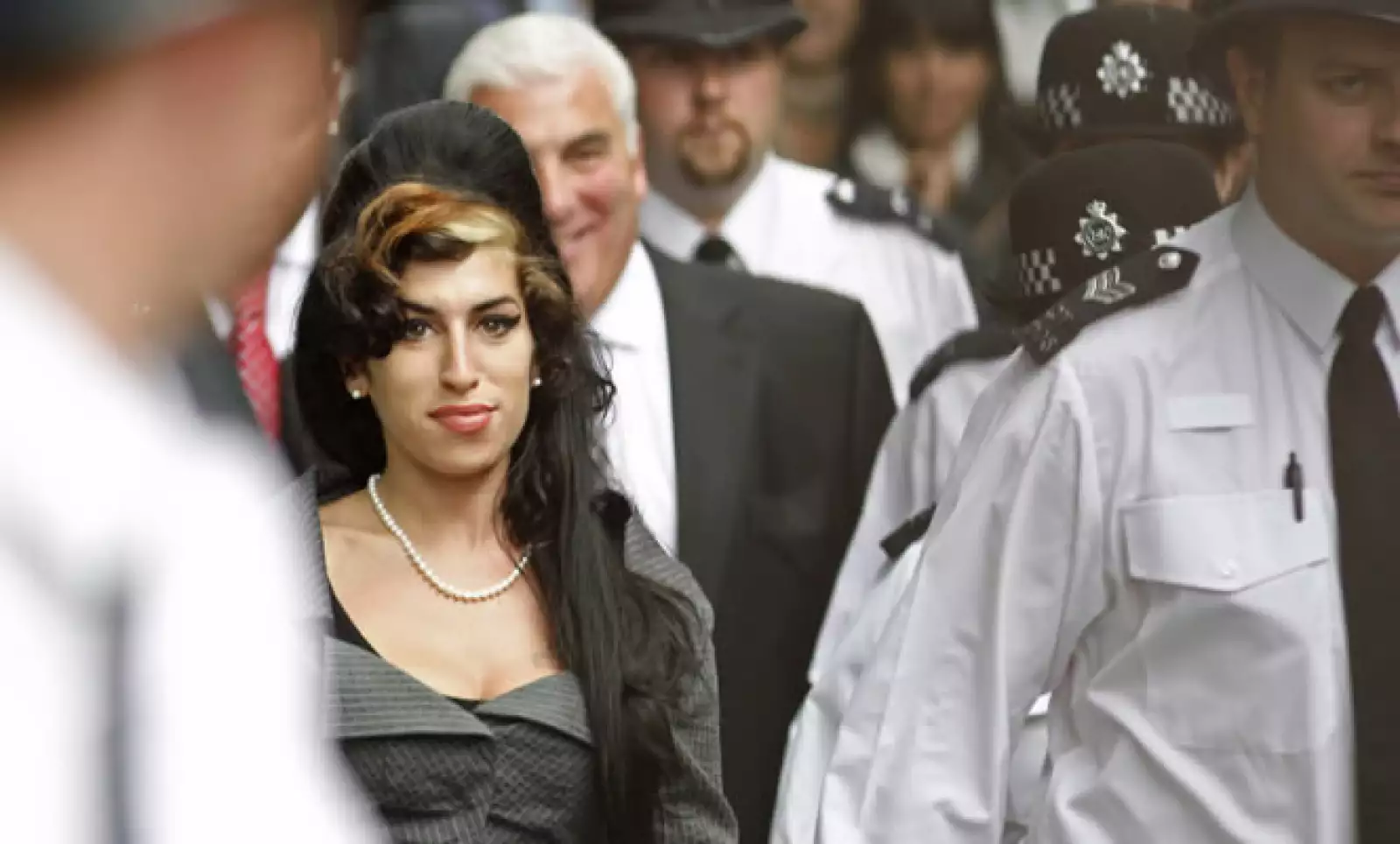 La cantante fue descubierta por el cantante de soul Tyler James a los 16 años y lanzó su primer álbum, "Frank", en 2003. Su segundo disco, "Back to Black", salió a la venta en octubre de 2006 y se convirtió en número uno en ventas.