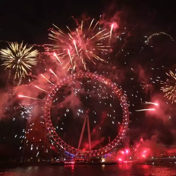 El London Eye se vió espectacular en la llegada del año iluminado por los cohetes.