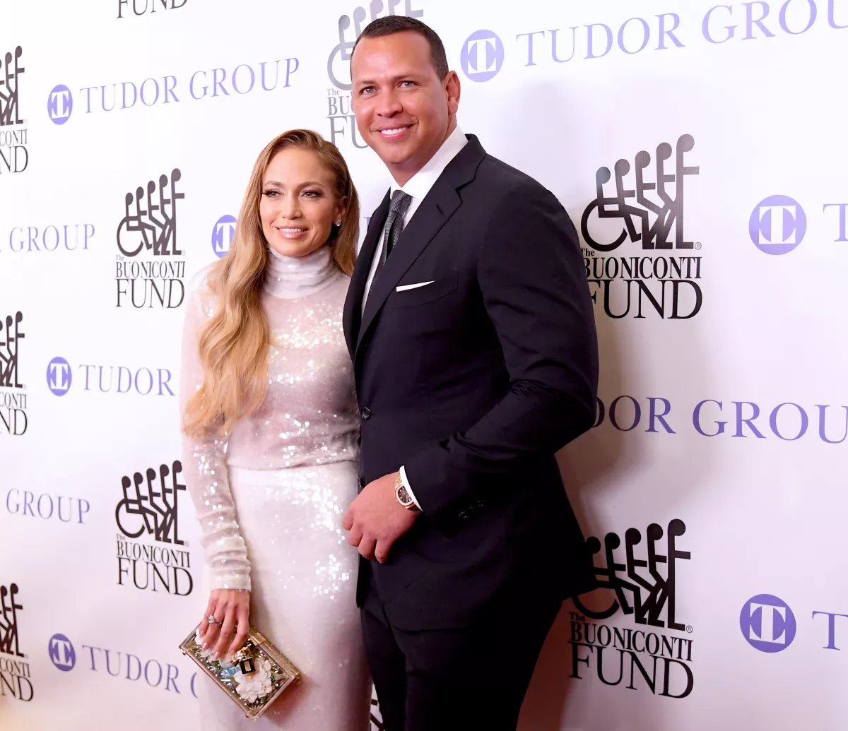 Jennifer Lopez presume tremendo anillo