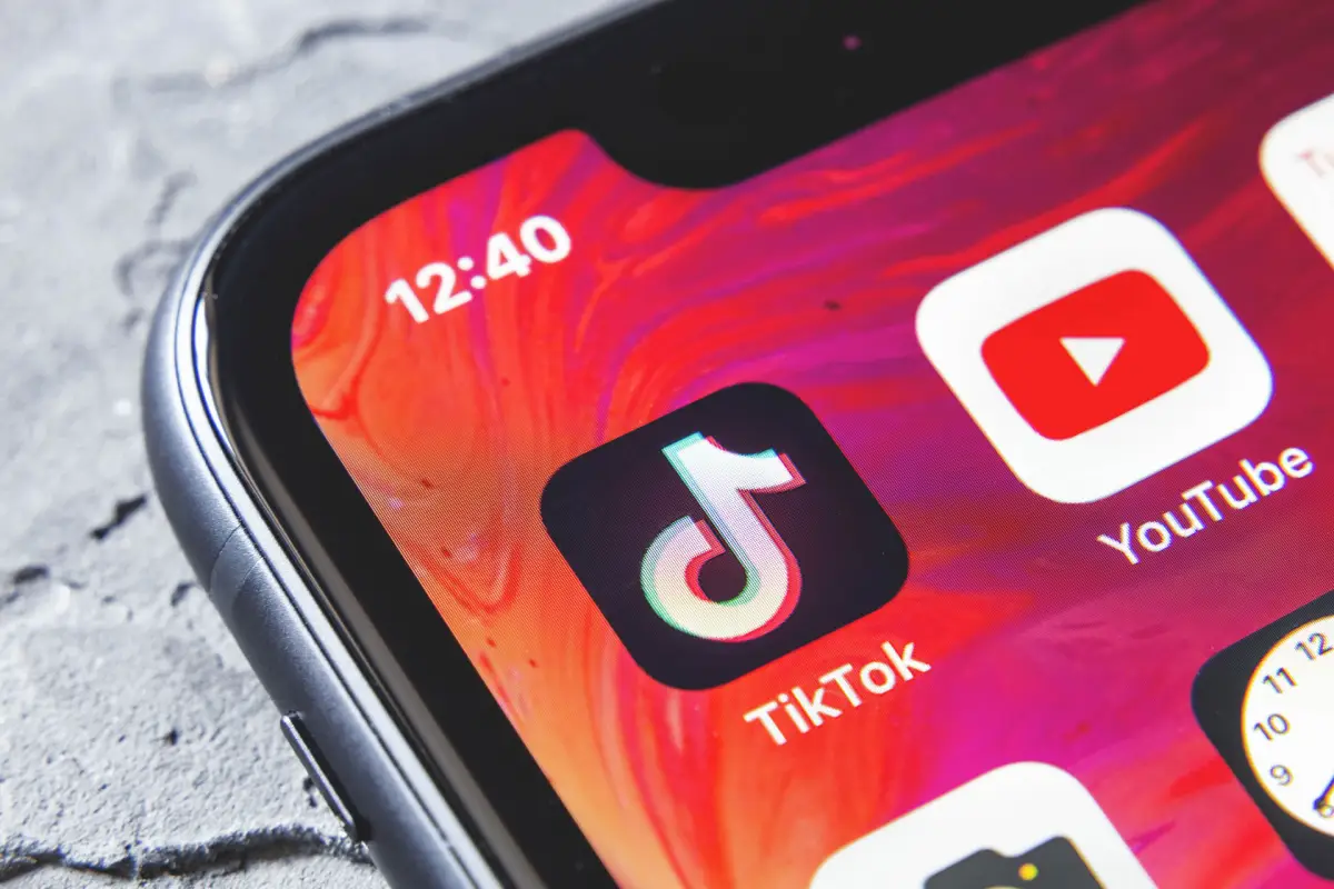 Las apps de TikTok y YouTube en una pantalla de teléfono celular