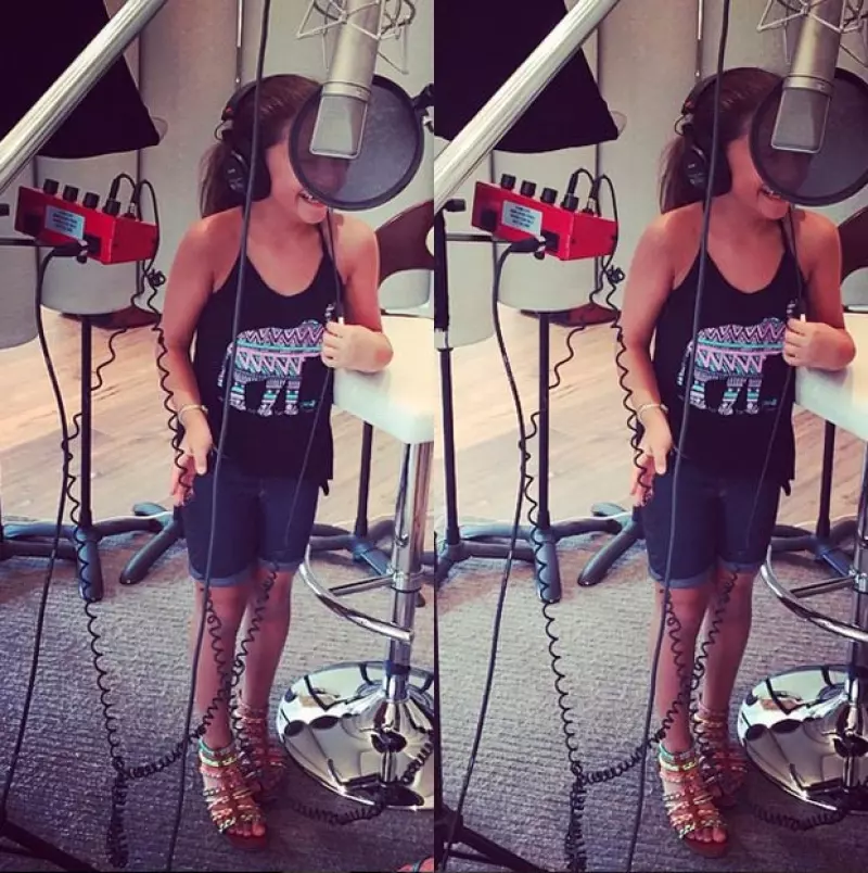 La cantante presumió varias publicaciones en su perfil de Instagram, en las que da a conocer que sus hijos la ayudarán en su regreso al estudio de grabación.