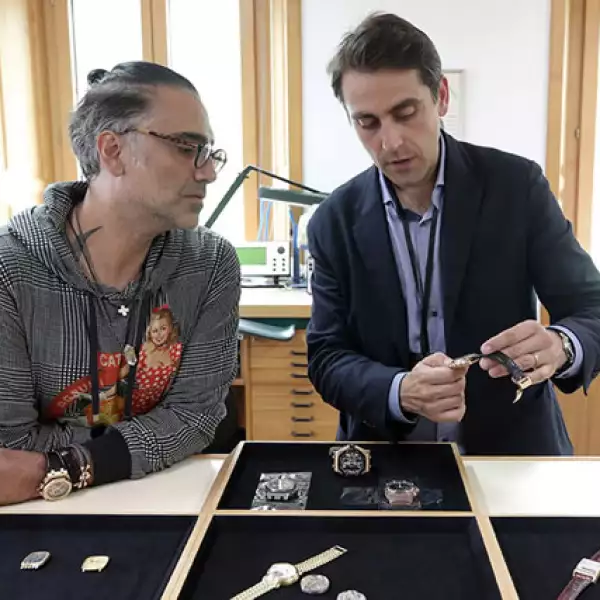 Alejandro viajó a Basilea, Suiza para la Feria de Arte Contemporáneo más influyente del mundo, Art Basel, durante su inauguración.