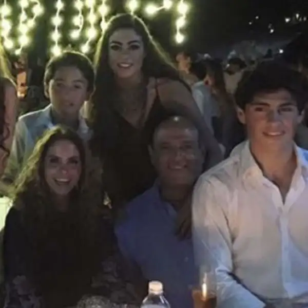 Lucero tiene muy buena relación con los hijos de Michel y subieron esta foto a Instagram festejando el año nuevo en Punta Ixtapa.