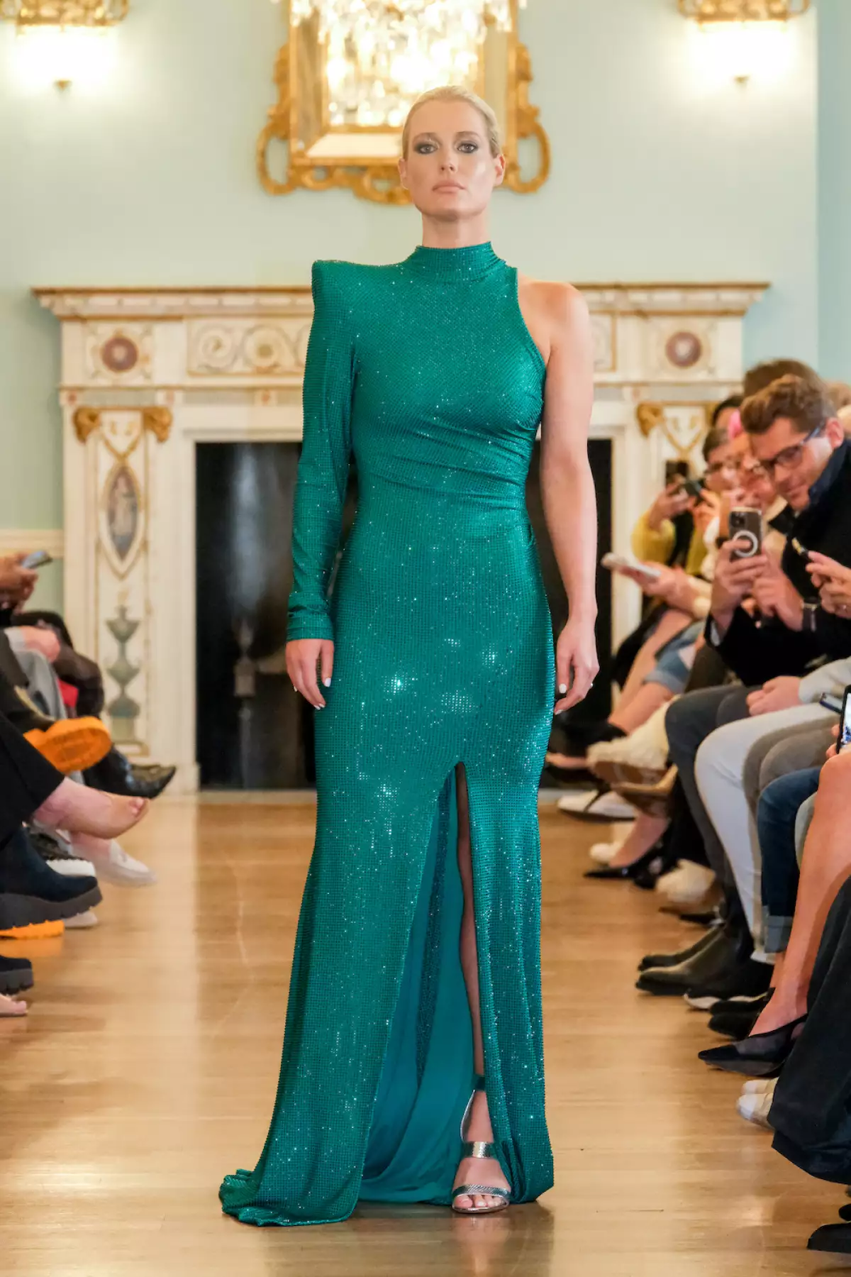 Lady Amelia spencer en el desfile de Josh Birch Jones en un vestido verde.