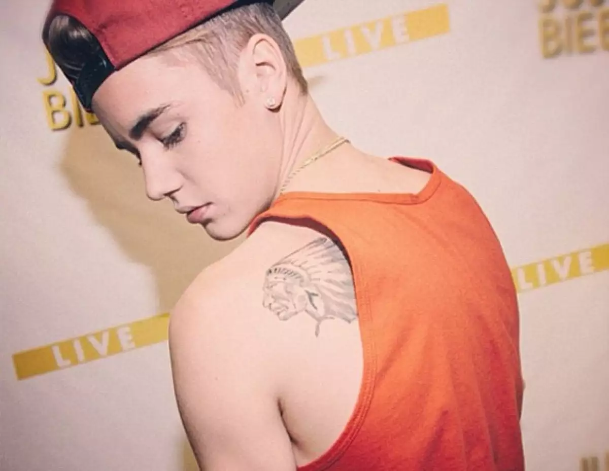 Justin le dedicó su nuevo dibujo a su abuelo.