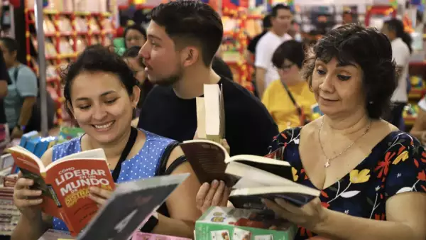 ¿Qué leemos más en México? Libros de superación personal o religiosos, según el Inegi