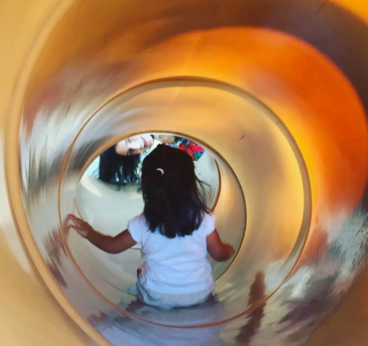 Sister fun! Las hermanas se divirtieron en el parque.