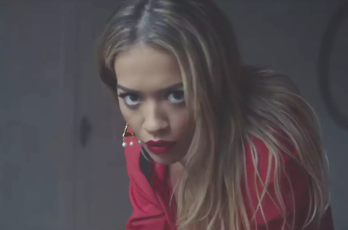 Rita Ora rinde tributo a Avicii en BBC’s Biggest Weekend