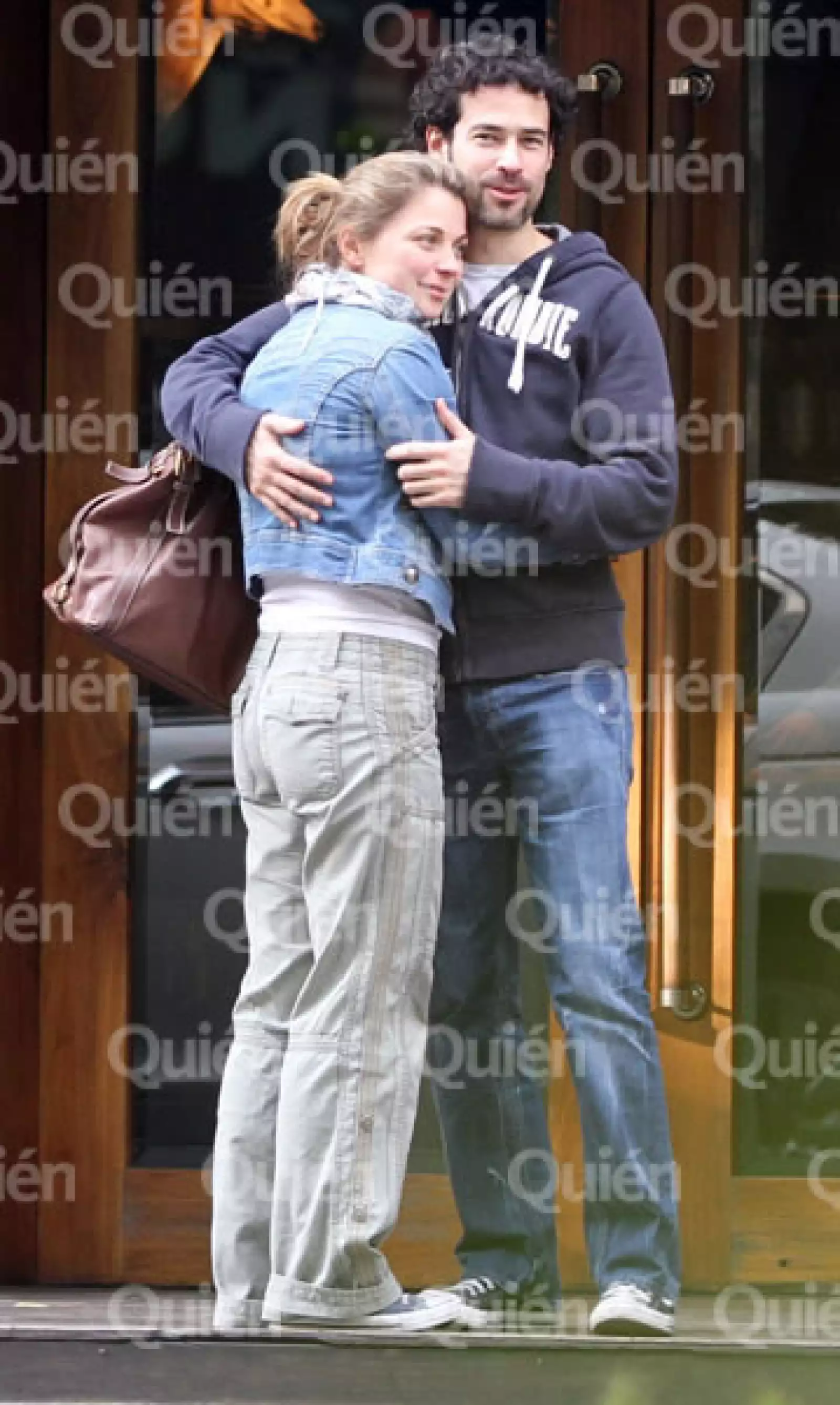 Su amor con Emiliano inició con rumores, sin embargo sólo unos meses después ellos confirmaron el gran amor que se tenían.