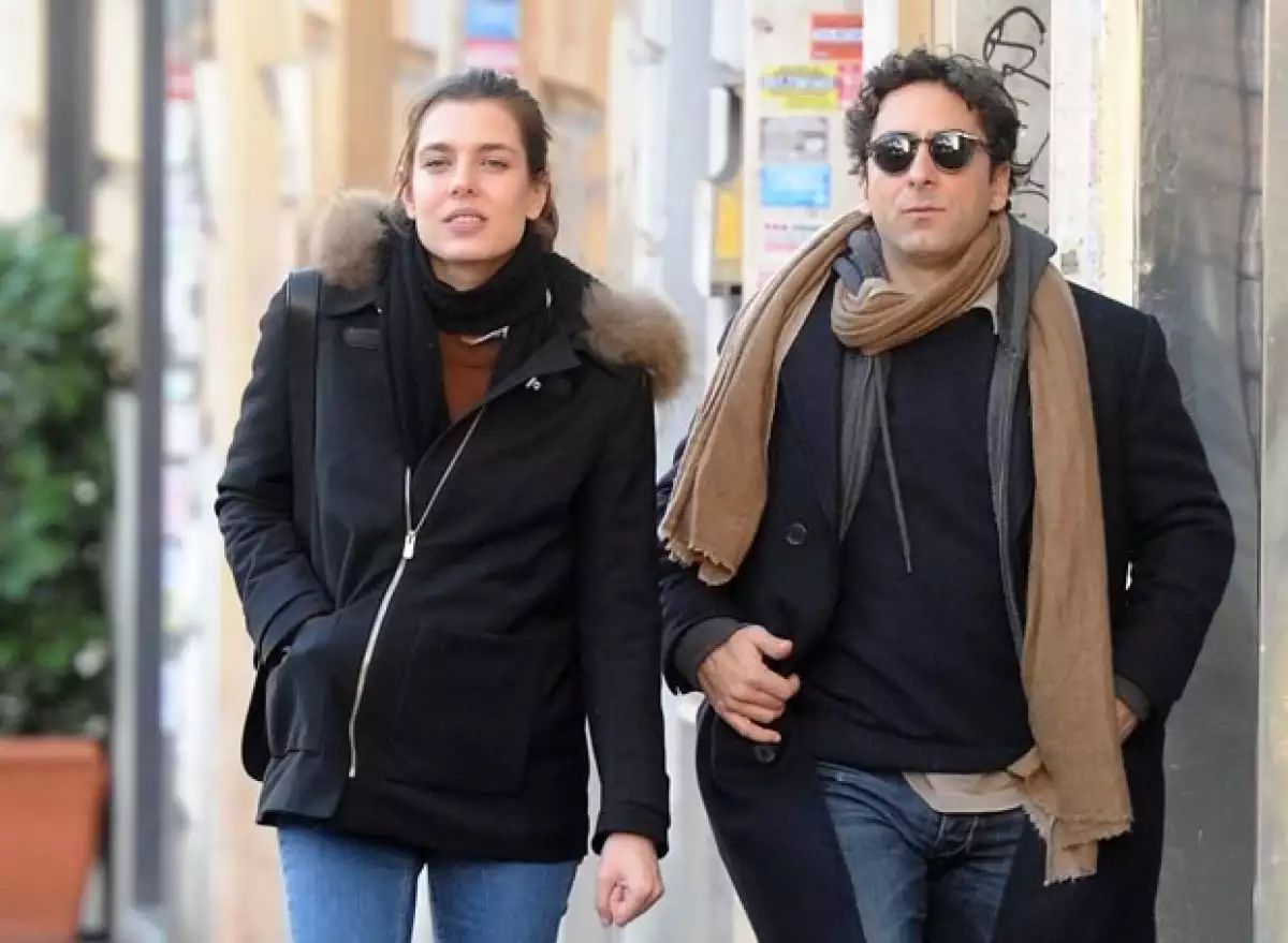 La hija de Carolina de Mónaco fue captada caminando por las calles de Roma con su nueva pareja, el director italiano Lamberto Sanfelice.