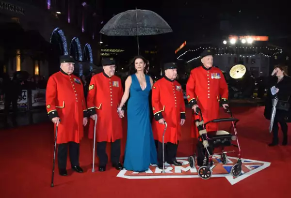 Catherine se presentó en Leicester Square, Londres, para la premire de Dad's Army.