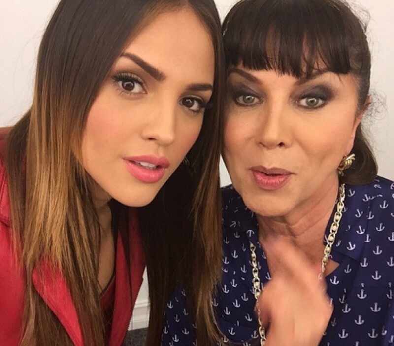 Eiza expresó a través de sus redes sociales que le costó mucho superar la muerte de su padre; sin embargo disfruta de los momentos en compañía de su madre y su hermano.