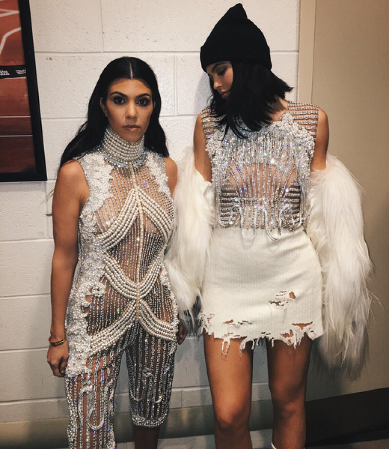 Las hermanas usaron prendas de la línea del rapero.