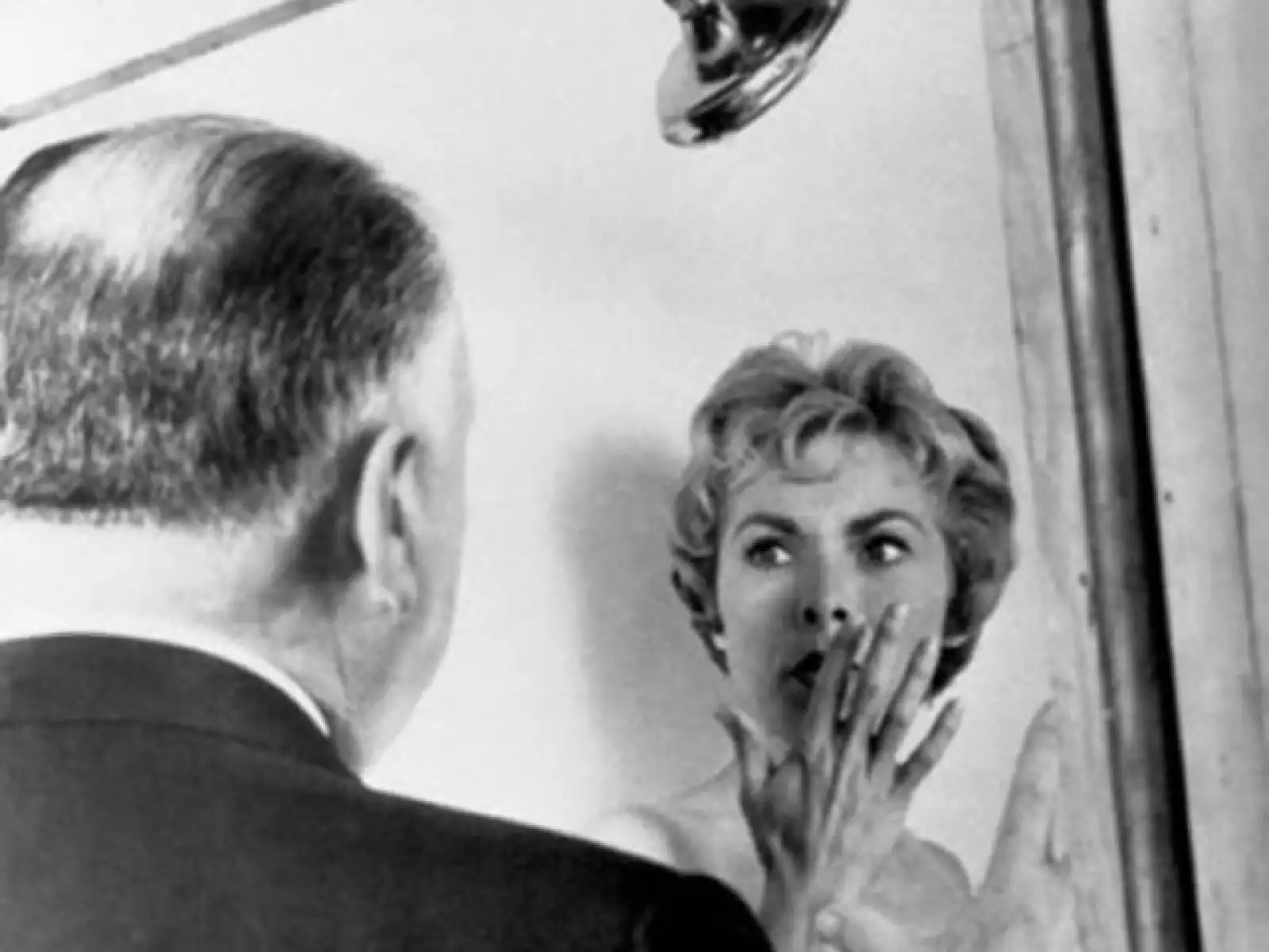 Janet Leigh, quien pasará a la historia por la escena del asesinato en la regadera en la película `Psycho´ en 1960, fue su siguiente musa.