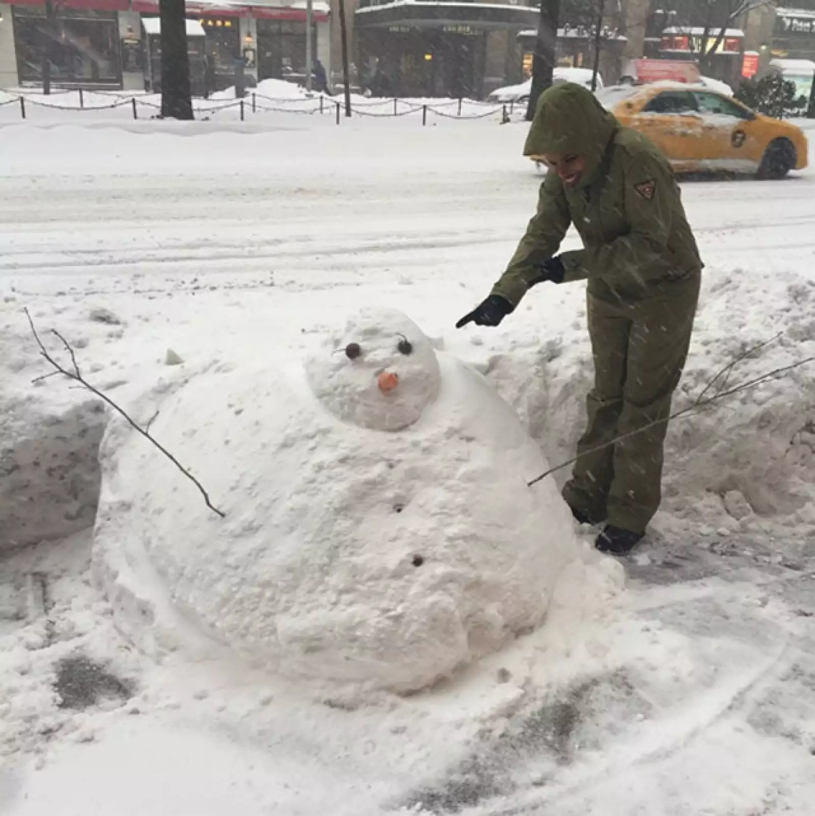Jennifer Hudson salió a pasear por la ciudad y se encontró con un enorme mono de nieve.