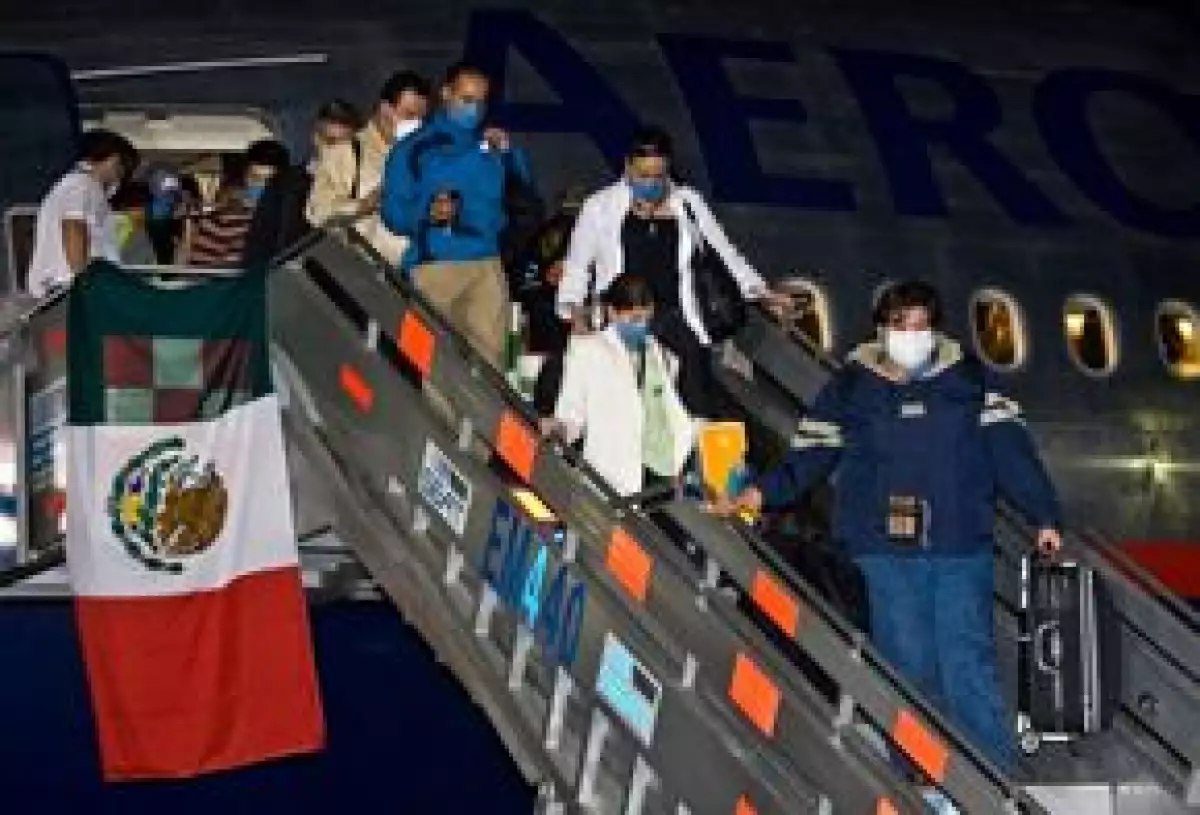 La primera dama de México arribó esta mañana al hangar presidencial y se reunió con los familiares de quienes fueron repatriados en un vuelo desde China y que estuvieron en cuarentena en ese país.