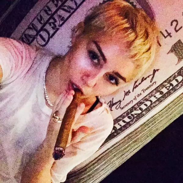 Un puro o miles de dólares, Miley puede con ello.