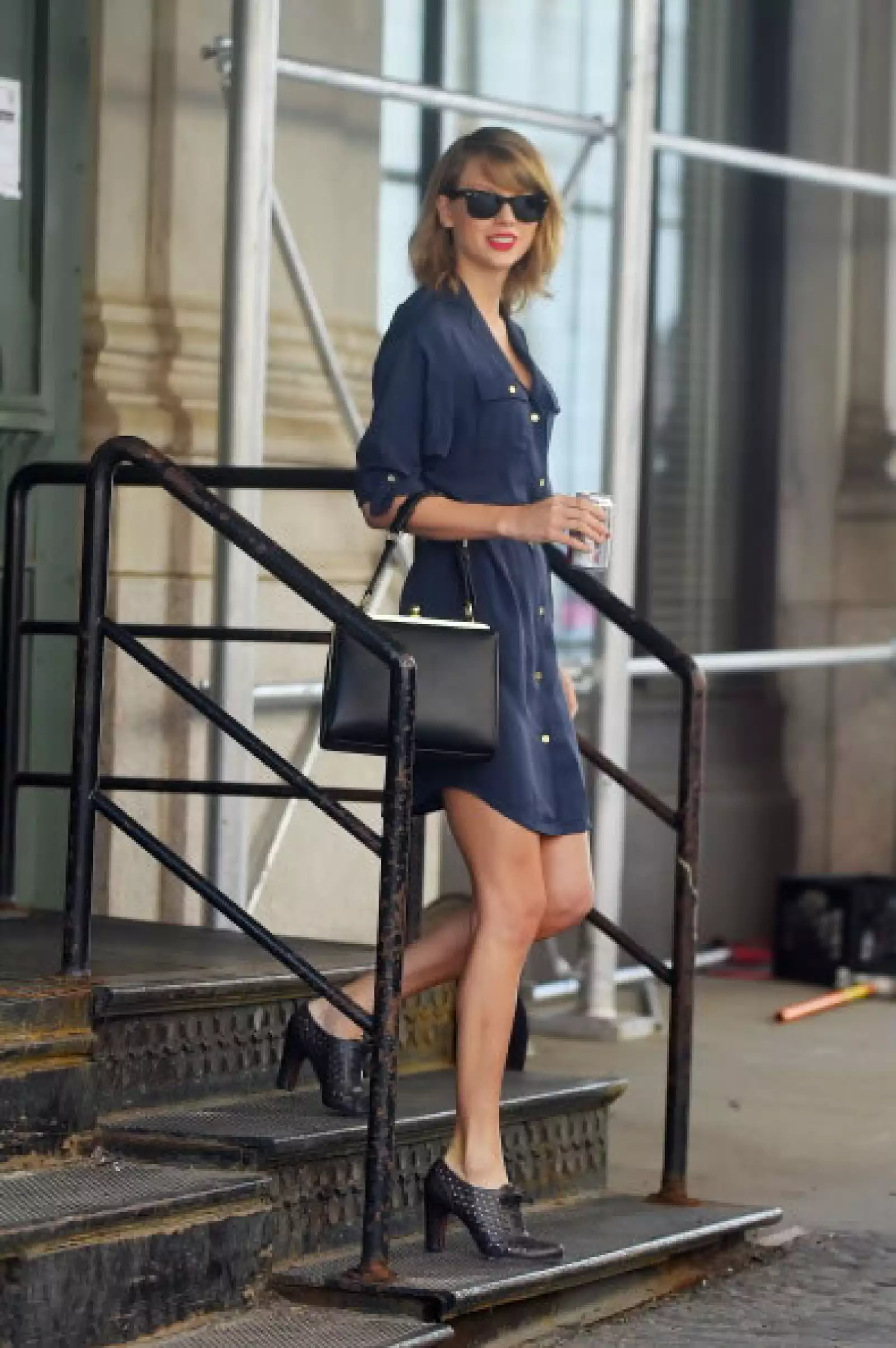 Vestido Michael Kors a juego con su bolso Dolce & Gabbana `Large Agagta´.