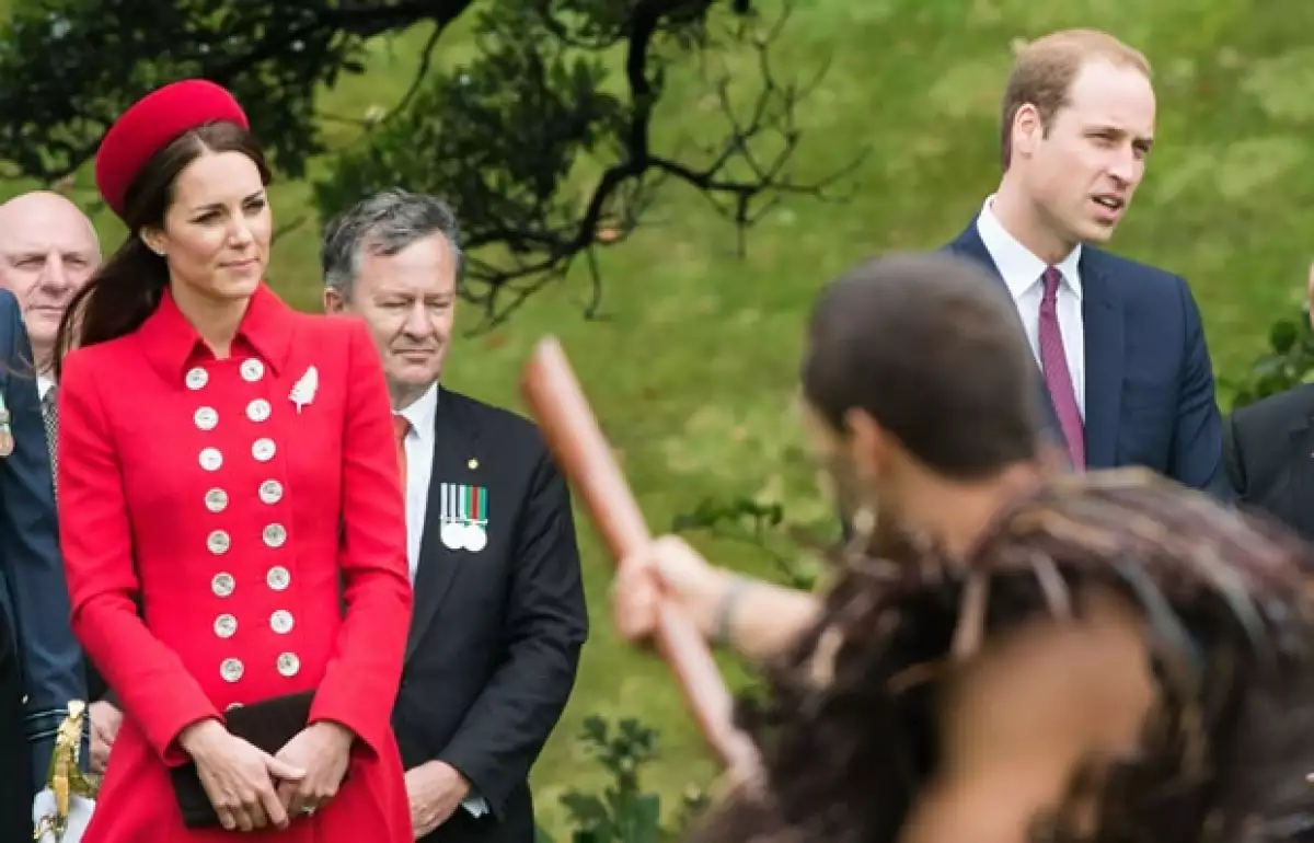 Tarde o temprano la Duquesa de Cambridge enseñaría de más, como lo muestra la reciente imagen publicada por Bunte, y es que en varias ocasiones el viento le ha causado problemas.