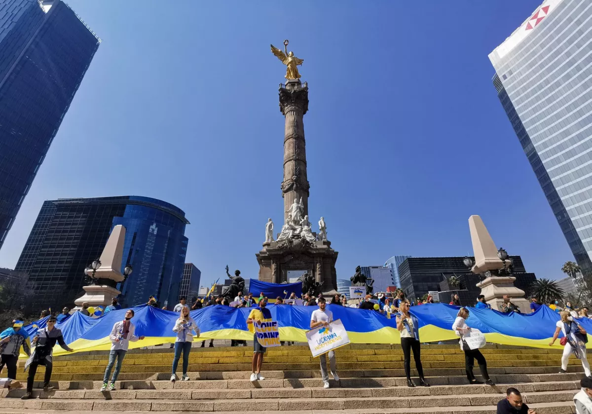 Un grupo de ciudadanos de Ucrania se manifestaron en el Ángel de la Independencia para pedir paz para su nación quien se encuentra bajo la amenaza de una invasión militar de Rusia.