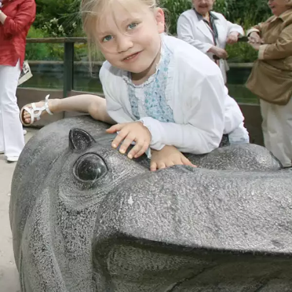 Aunque parece ser muy reservada, siempre se porta a la altura.