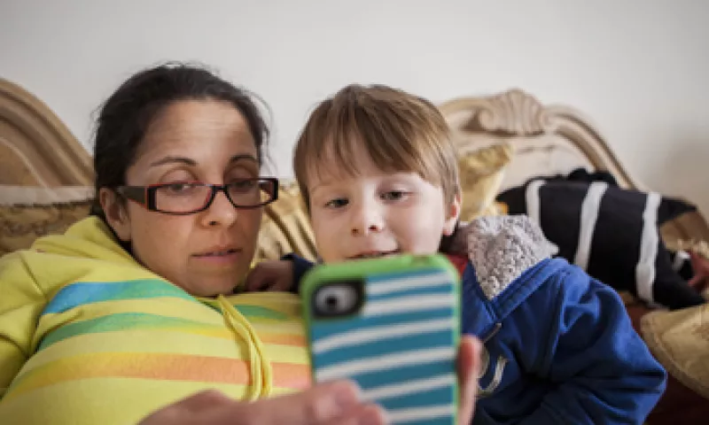 Los teléfonos inteligentes se han vuelto imprescindibles entre muchos niños y adolescentes.  (Foto: Getty Images)