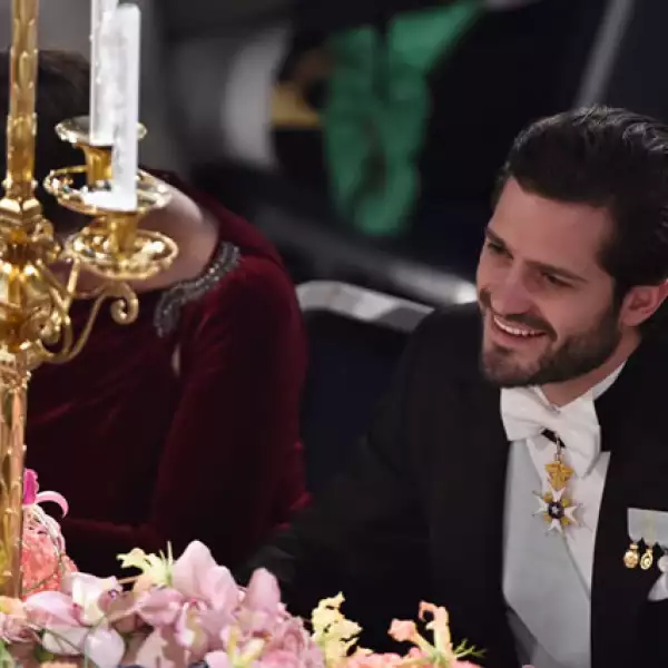 Durante la cena, el guapo príncipe de Suecia se mostró muy divertido.