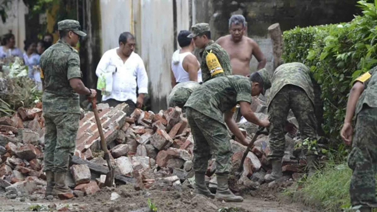 Militares trabajan en Villa Comaltitlán luego de que las lluvias provocaran inundaciones que dañaron cientos de viviendas