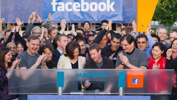 Mark Zuckerberg, CEO de la empresa dio el campanazo de salida a la Bolsa en el parque Menlo, en California.